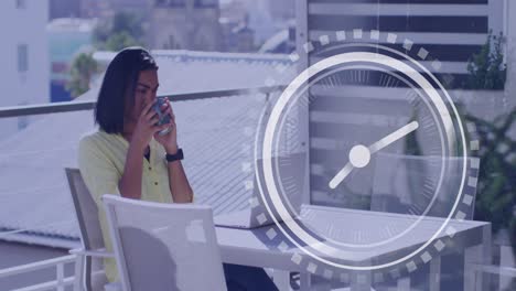 animación de reloj y procesamiento de datos sobre mujer usando portátil.