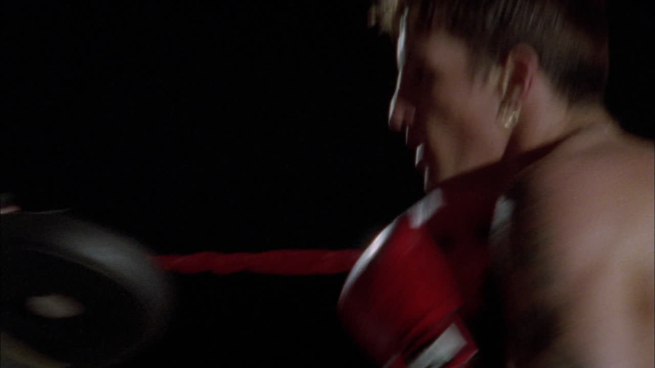 dos boxeadores peleando en un ring de boxeo 6