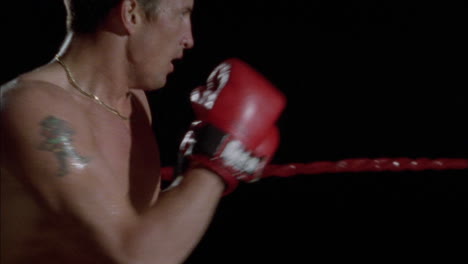 dos boxeadores peleando en un ring de boxeo 6