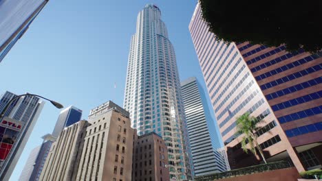 altos rascacielos. vista de abajo. caminando en el centro, el distrito de negocios más grande de los ángeles