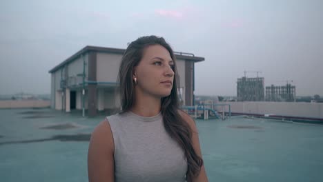 Una-Mujer-De-Pelo-Largo-Camina-Por-El-Techo-Contra-El-Cielo-En-Cámara-Lenta