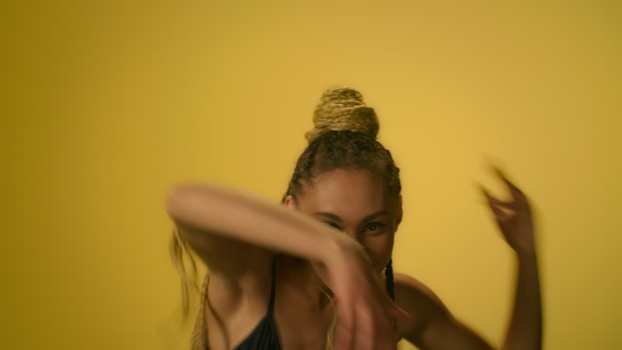 mujer africana con peinado afro bailando hip hop