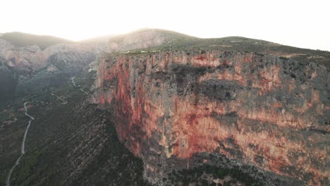 el épico acantilado de leonidio, un desafío intimidante para los escaladores que viajan a grecia, vista aérea