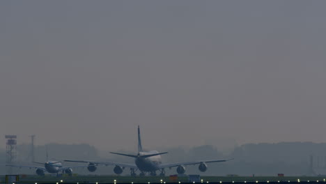 aviones en una pista de aterrizaje con niebla