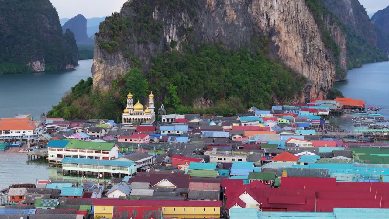 Ảnh chụp từ trên không làng chài nổi tiếng Koh Panyi, Vịnh Phang Nga, Thái Lan