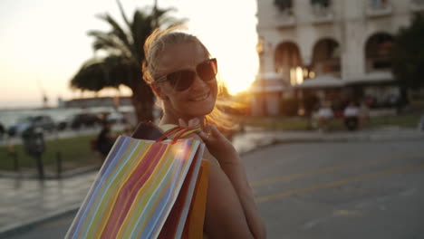 Mujer-Feliz-Caminando-Después-De-Ir-De-Compras