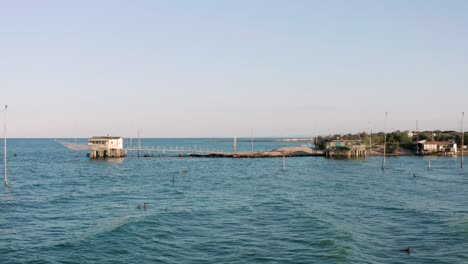 意大利典型的釣魚機"trabucco"的釣魚小屋,lido di dante,fiumi uniti ravenna靠近科馬基奧山谷