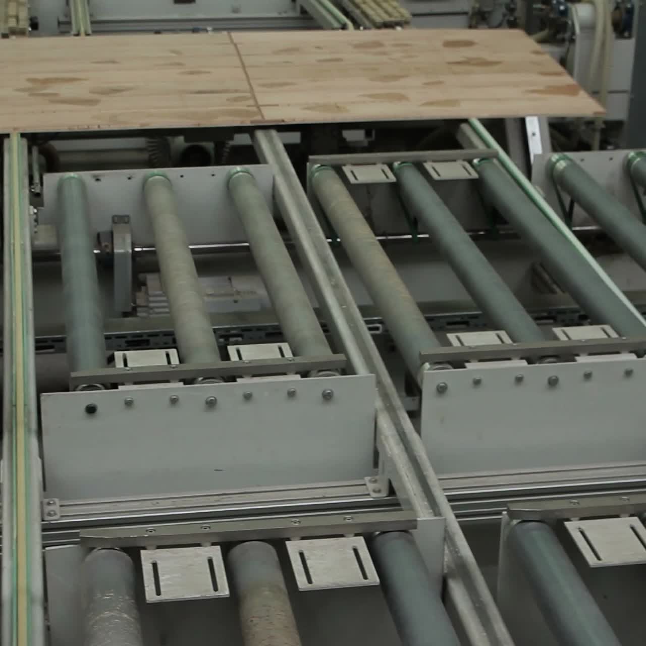 producción de tableros para pisos en la fábrica