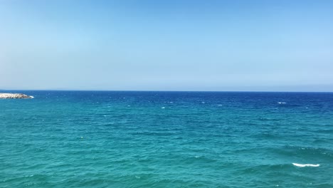 Vista-Panorámica-Al-Mar-En-Verano-En-Fidar,-Distrito-De-Byblos-De-Keserwan-En-Líbano