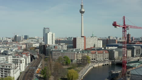 Antena:-Vista-Amplia-De-Berlín-Vacío-Con-Río-Spree-Y-Vías-De-Tren-Con-Vista-De-La-Torre-De-Televisión-Alexanderplatz-Durante-El-Coronavirus-Covid-19