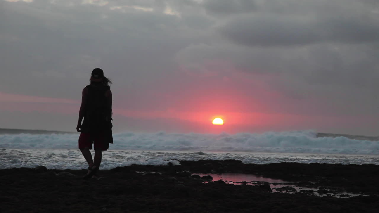 Backpacker avventuriero che riflette sulla vita a Bali, Indonesia