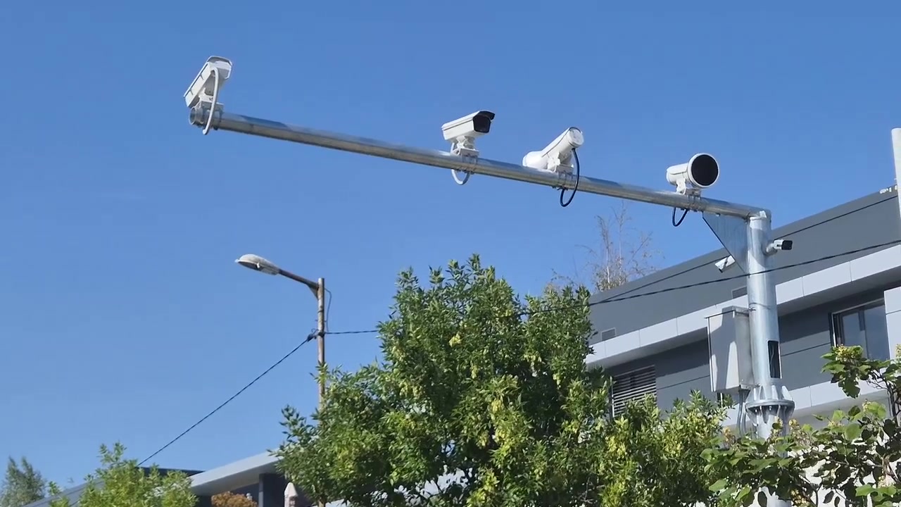 道路上のハイテク革新的なレーダー式速度取締カメラ、チルトアップ