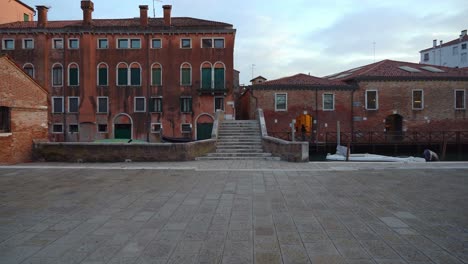 Steinbrücke-In-Der-Nähe-Des-Wasserkanals-In-Venedig-Während-Der-Dämmerung-Im-Frühen-Frühling