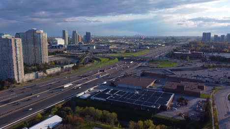 Drohnen-Hyperlapse-Des-Highway-401-Und-Des-Stadtzentrums-Von-Scarborough-In-Toronto,-Ontario,-Mit-Geschäftigem-Verkehr-Und-Transportlastwagen