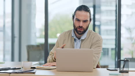 un asesor financiero o auditor masculino que asista