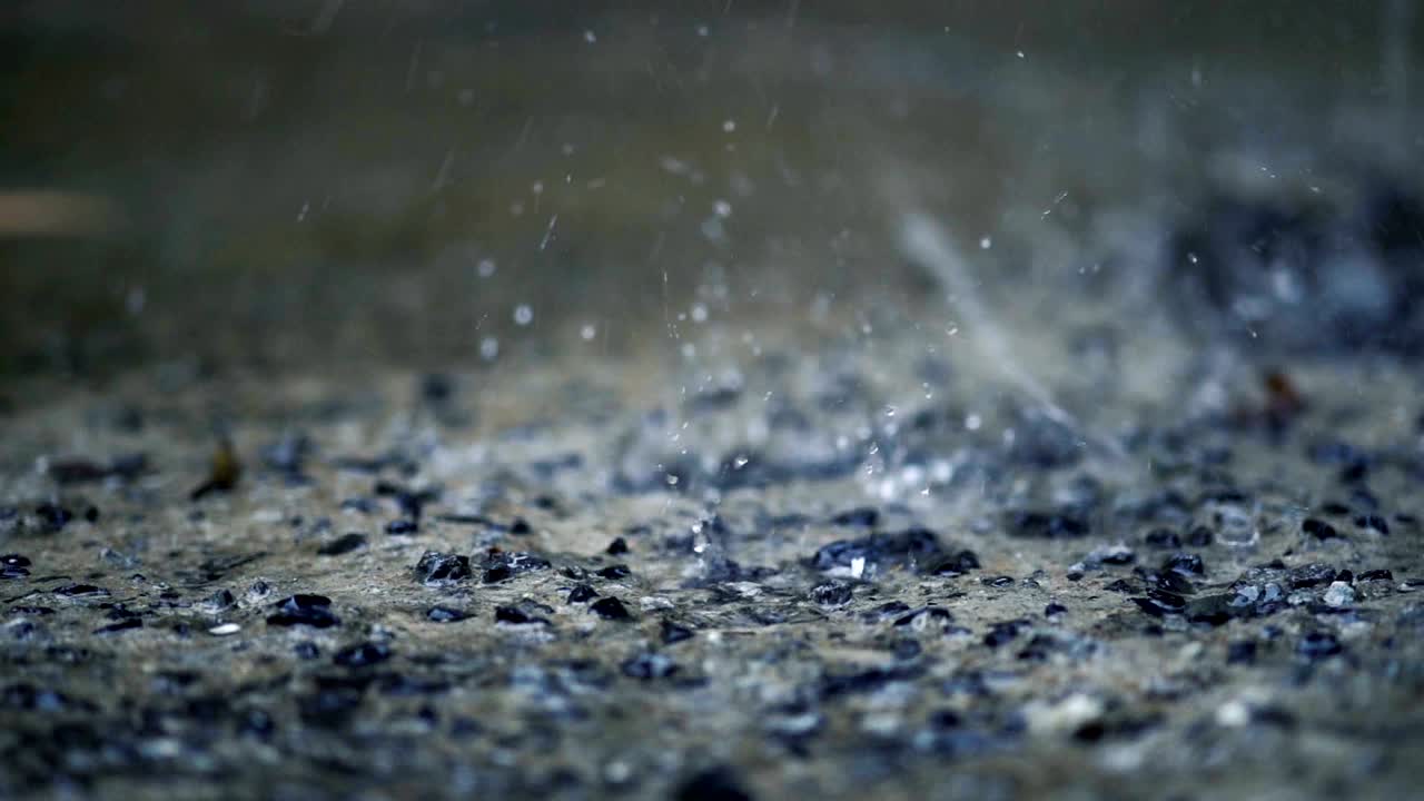 길거리에 떨어지는 비방울의 느린 움직임 클로즈업 콘크리트, 빈티지 영화 모습
