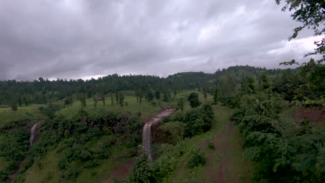 Toma-De-Drones-Fpv-De-Una-Hermosa-Cascada-En-El-Sur-De-Gujarat-Durante-El-Monzón