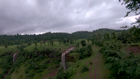 fotografía de un dron fpv de una hermosa cascada en el sur de gujarat durante el monzón