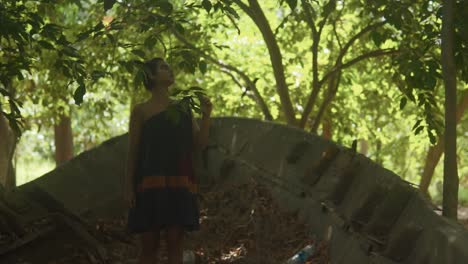 un indio adornado con trajes vibrantes abraza la belleza de la naturaleza, inmerso en una paleta de colores vivos, experimentando tranquilidad y armonía