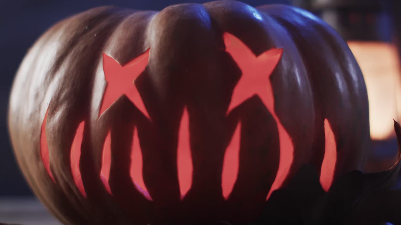 Video af udskåret halloween-græskar med plads til tekst på mørk baggrund