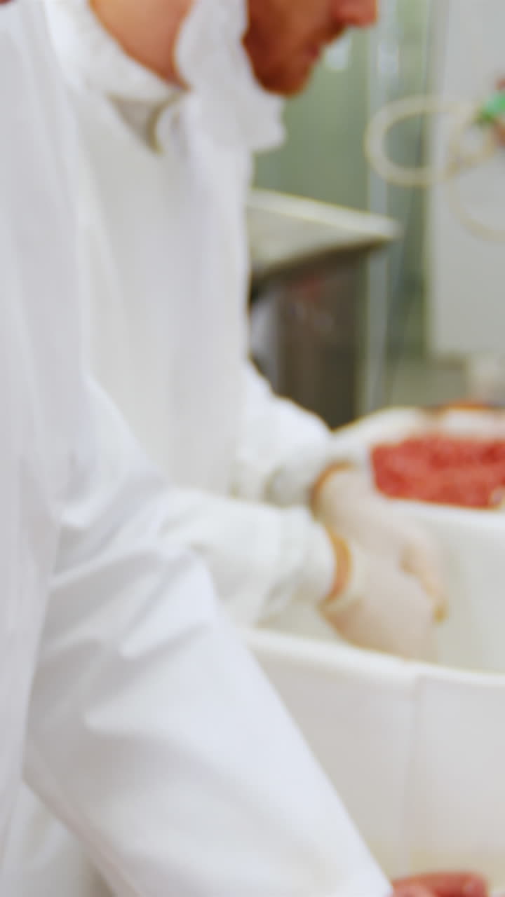 소시지를 준비하는 도살자