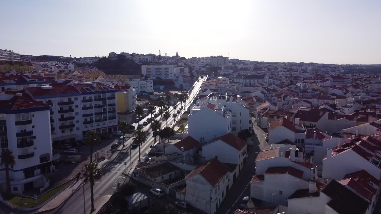 Sorvolo con drone di un viale a Ericeira, piccola località surfistica sulla costa atlantica portoghese