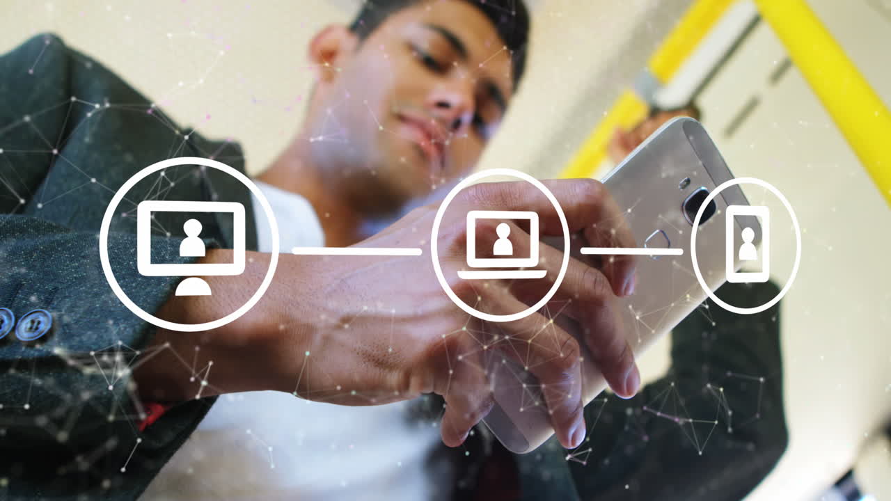 animación de iconos en círculos y puntos conectados sobre un joven caucásico usando un teléfono móvil en el tren.