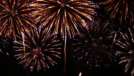 cielo nocturno con hermosas explosiones durante el gran festival de fuegos artificiales