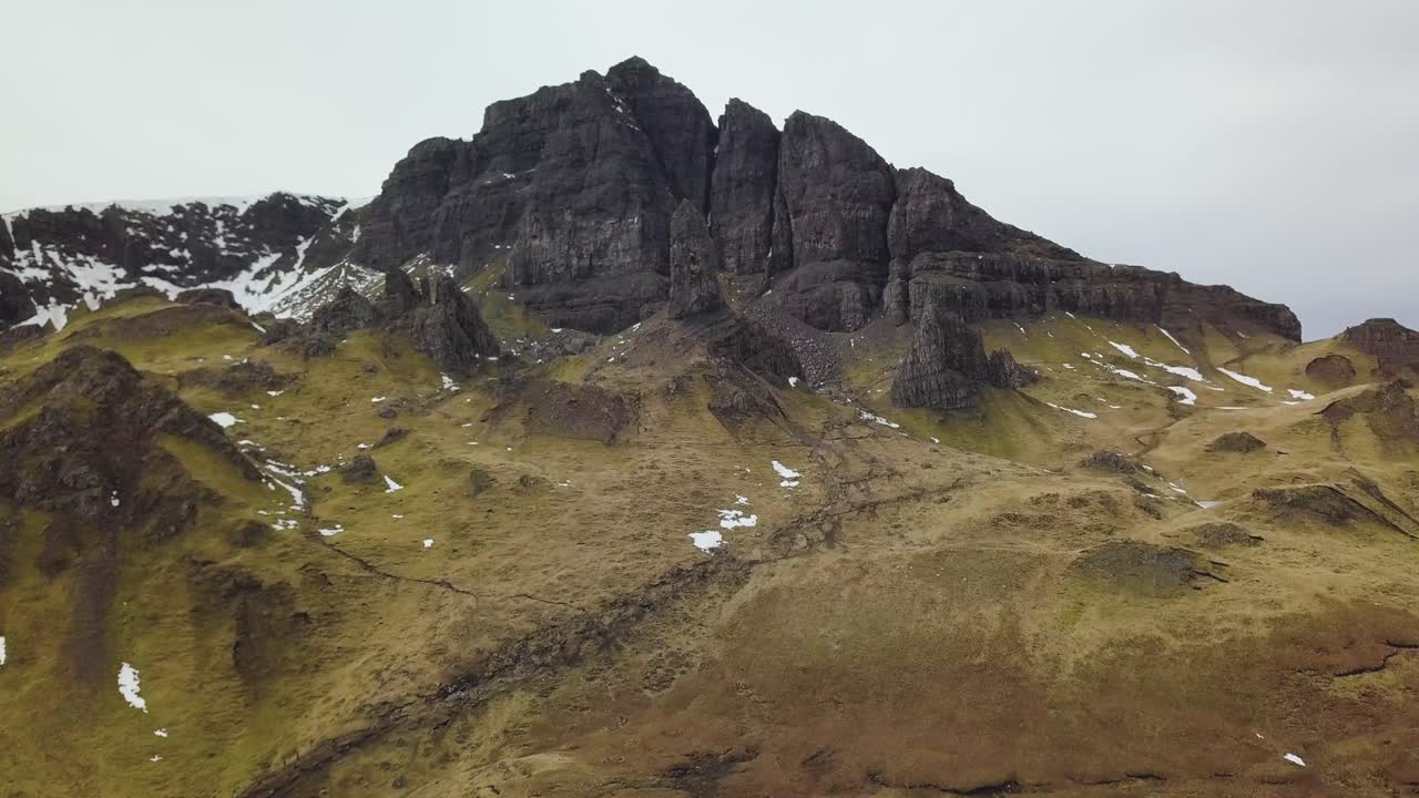 vista aérea que muestra la famosa isla de skye en las tierras altas escocesas durante el día de nubes