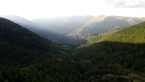 Toma-De-Drones:-Panorámica-Lenta-De-Abajo-Hacia-Arriba-Hasta-La-Cordillera-Y-Los-Rayos-Del-Sol-Brillando-Sobre-Las-Montañas