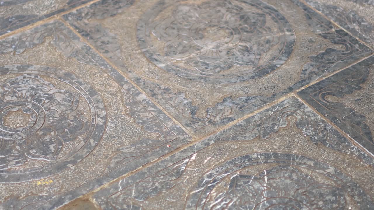 성전 바닥 타일의 복잡한 디자인