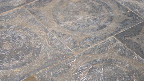 diseños intrincados en los azulejos del suelo del templo