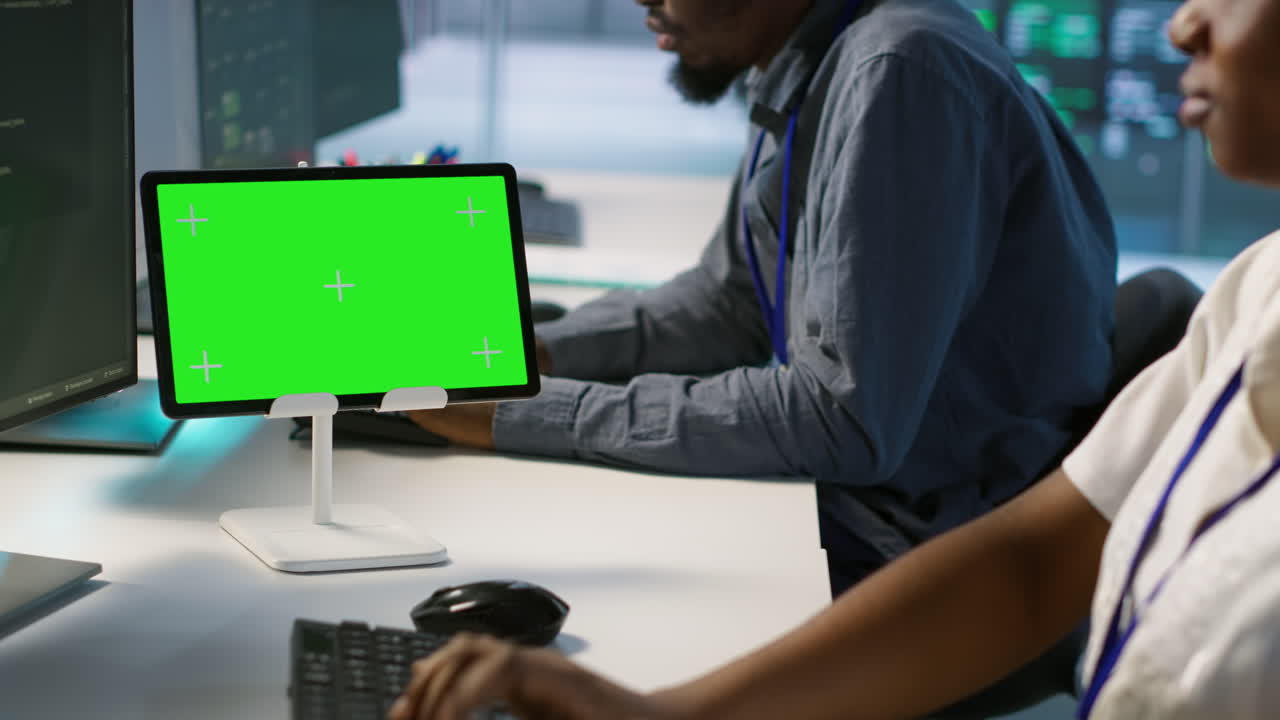 profissionais que trabalham numa sala de controlo