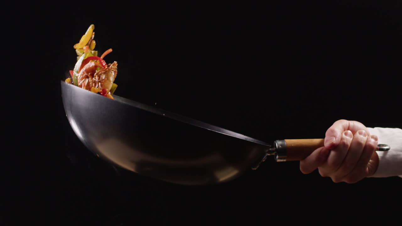 chef cocinando salchichas en wok