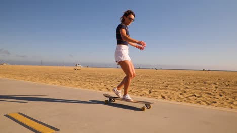 retrato de una mujer en deporte extremo, montando una patineta durante el verano