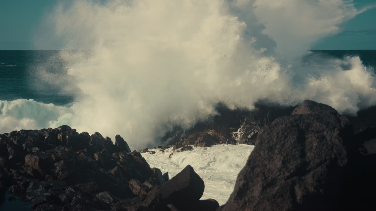poderosas olas chocando contra la costa rocosa