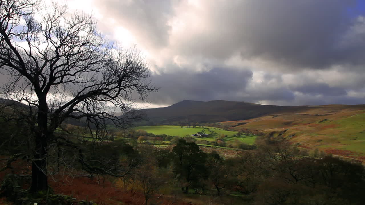 escena de otoño con parches de luz solar moviéndose a través del valle mallerstang cumbria