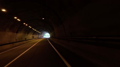 vehículo que se mueve a través de un túnel hacia la luz del día