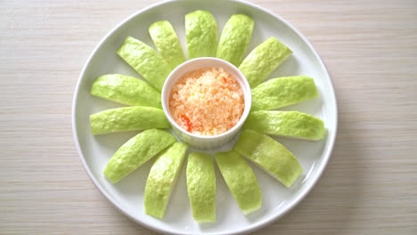 Fresh-Guava-Sliced-with-Chili-and-Salt-Dipping