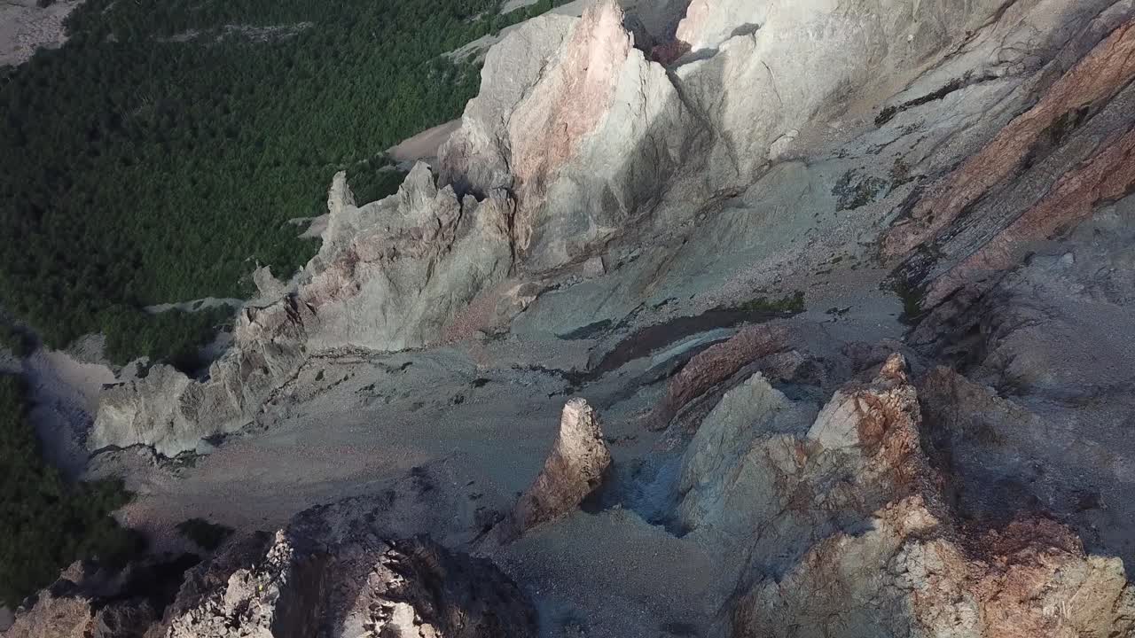 vista aérea a vista de pájaro o acantilado escarpado y valle verde bajo la cordillera en las zonas rurales de chile, región de aysén