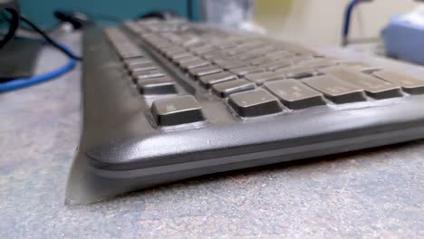 cierre la panorámica lenta sobre el teclado de una oficina del hospital