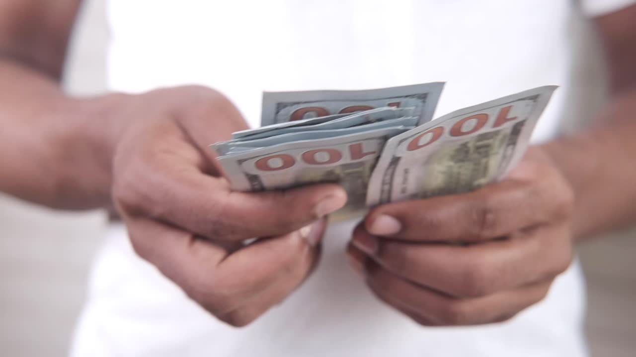 persona que nos tiene billetes de 100 dólares