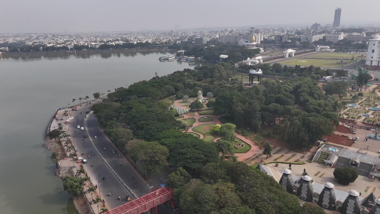 Vista elevata della città che evidenzia la fusione tra le strutture storiche e la crescita moderna di Hyderabad