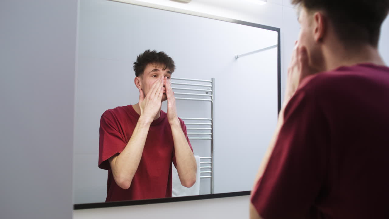 화장실에 있는 남자