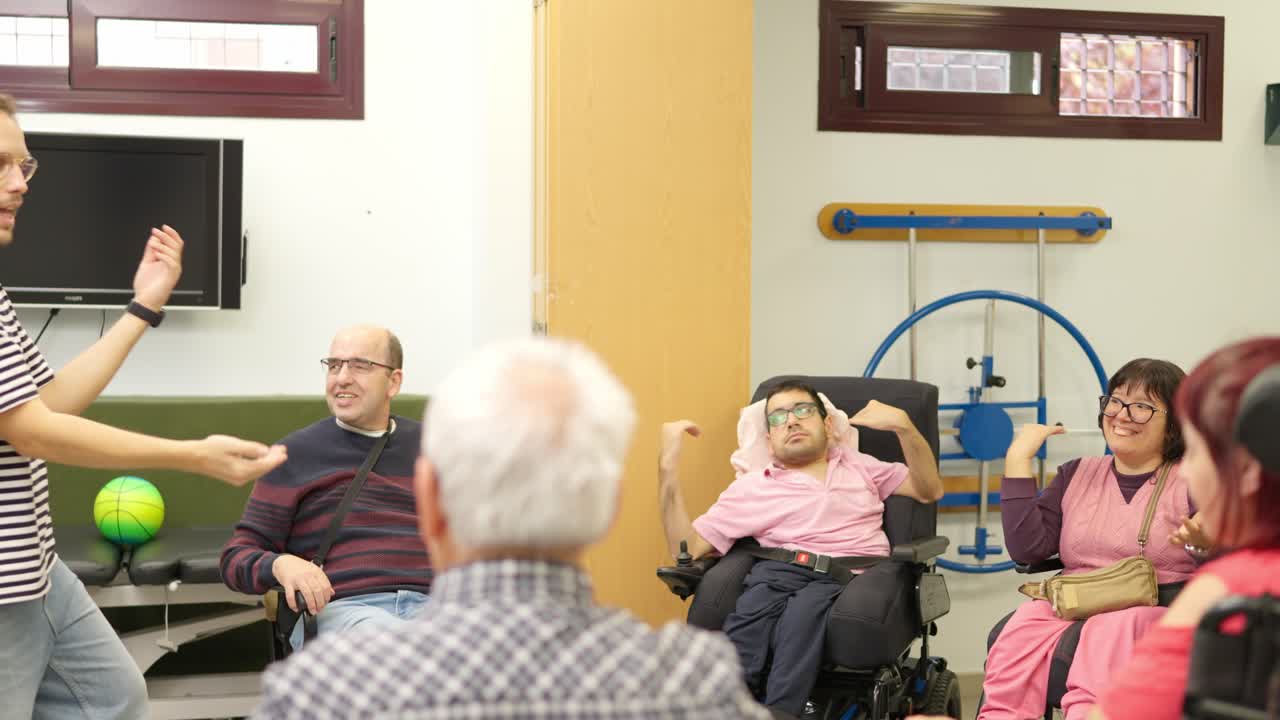 Gruppo di adulti con disabilità impegnati in una sessione di terapia