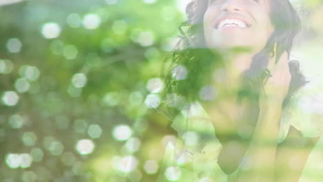 animação da água sobre a mulher sorridente ao ar livre em um dia ensolarado