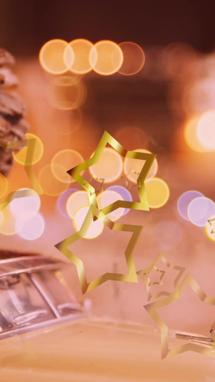 Animation af glødende stjerner, der falder over julepynt med grankogle på modelbil