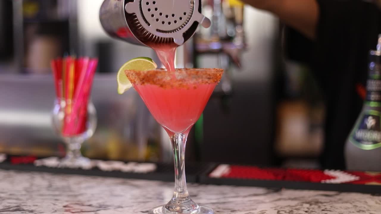 el barman que sirve un primer plano de margarita