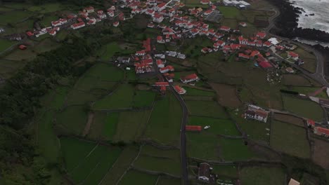 Toma-Inclinada-De-Una-Pequeña-Ciudad-En-Las-Islas-Azores,-Portugal,-Aérea