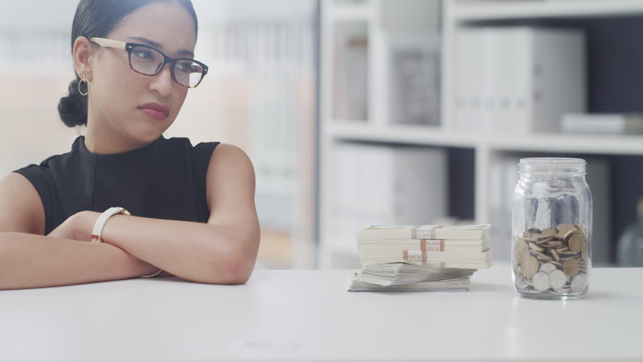 mujer se siente desanimada por los ahorros limitados